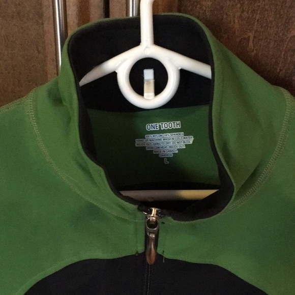 One Tooth block patterned fitness jacket. - Picture 3 of 5